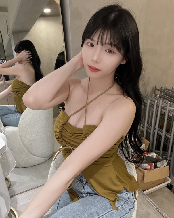 Vừa đăng ảnh đã bị xóa do quá gợi cảm, nữ streamer bức xúc, đáp trả cả anti-fan lẫn nền tảng