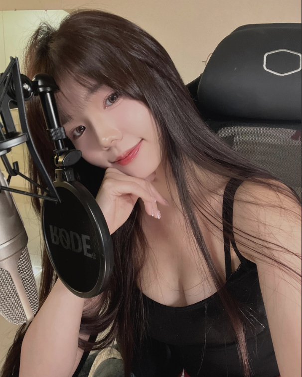 Vừa đăng ảnh đã bị xóa do quá gợi cảm, nữ streamer bức xúc, đáp trả cả anti-fan lẫn nền tảng