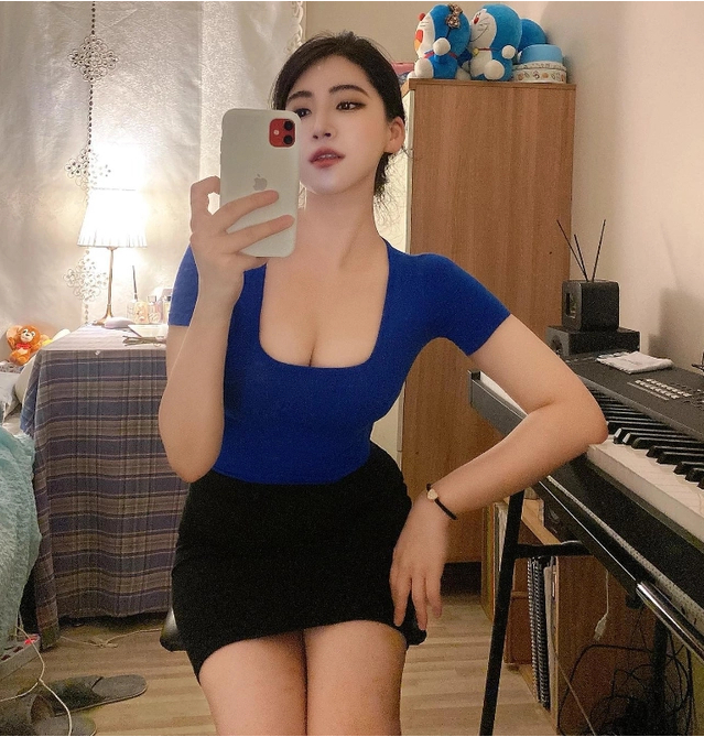 Dạy piano online, hot girl gợi cảm gây sốt vì ngoại hình quá nổi bật, CĐM đồng loạt đòi đăng ký học ngay