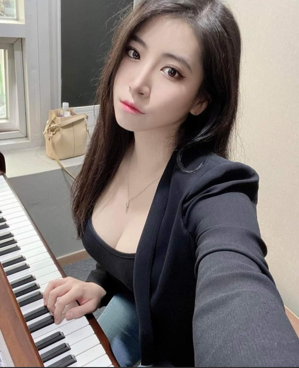 Dạy piano online, hot girl gợi cảm gây sốt vì ngoại hình quá nổi bật, CĐM đồng loạt đòi đăng ký học ngay