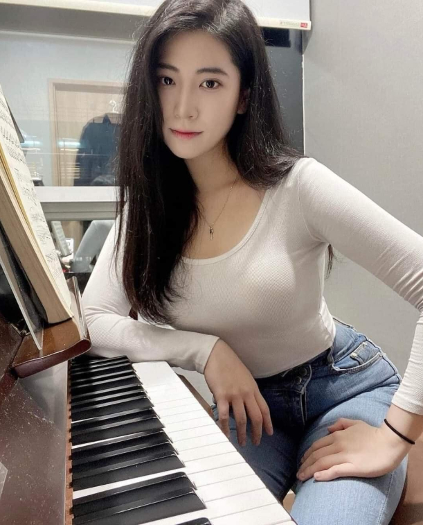 Dạy piano online, hot girl gợi cảm gây sốt vì ngoại hình quá nổi bật, CĐM đồng loạt đòi đăng ký học ngay
