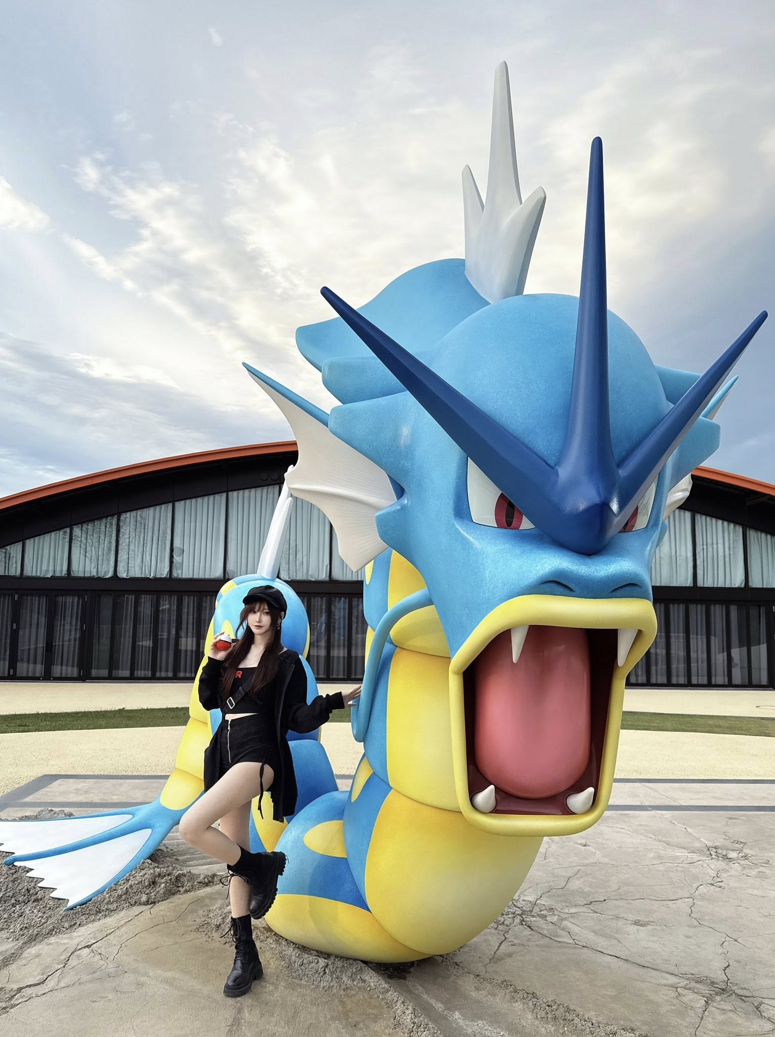 Khoảnh khắc vui sướng của hot girl xinh đẹp, khi được tận tay sở hữu bộ bài Pokémon mới toanh, nói lên nỗi lòng của anh em game thủ