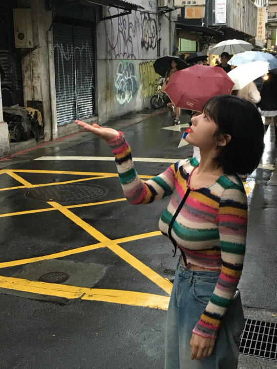 Bị chụp trộm ảnh trú mưa khi đi du lịch, nàng hot girl bất ngờ nổi như cồn, CĐM ngỡ ngàng với vòng một gợi cảm