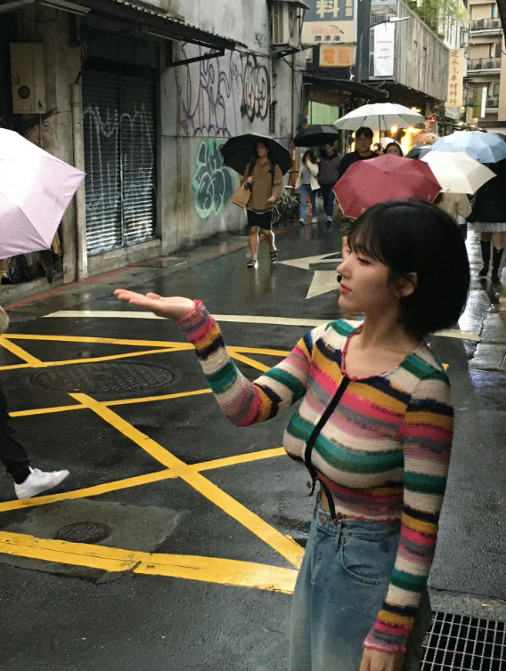Bị chụp trộm ảnh trú mưa khi đi du lịch, nàng hot girl bất ngờ nổi như cồn, CĐM ngỡ ngàng với vòng một gợi cảm