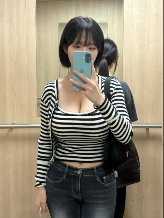 Bị chụp trộm ảnh trú mưa khi đi du lịch, nàng hot girl bất ngờ nổi như cồn, CĐM ngỡ ngàng với vòng một gợi cảm