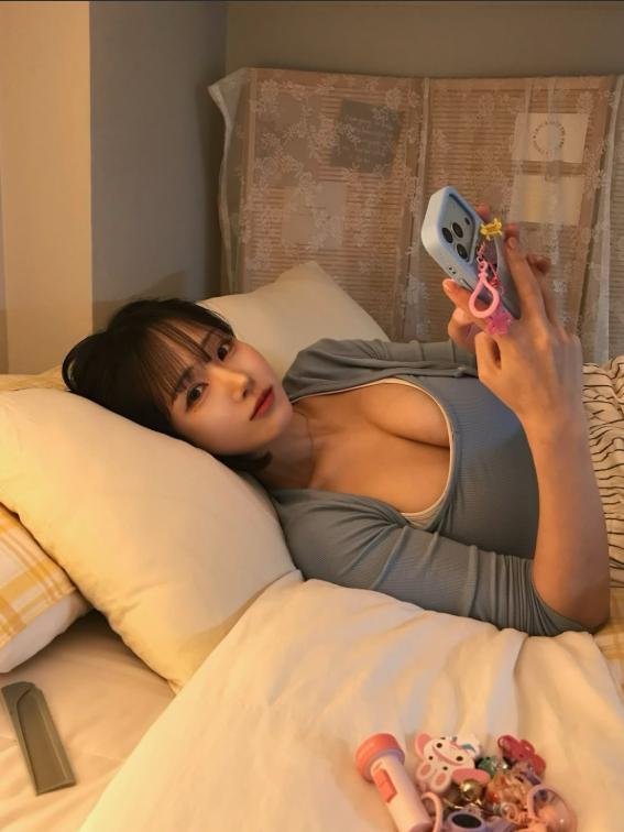 Bị chụp trộm ảnh trú mưa khi đi du lịch, nàng hot girl bất ngờ nổi như cồn, CĐM ngỡ ngàng với vòng một gợi cảm