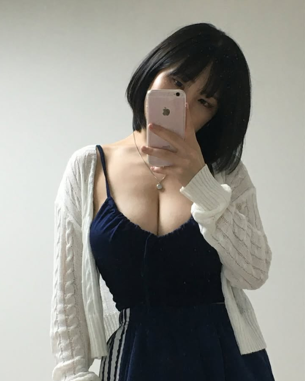 Bị chụp trộm ảnh trú mưa khi đi du lịch, nàng hot girl bất ngờ nổi như cồn, CĐM ngỡ ngàng với vòng một gợi cảm