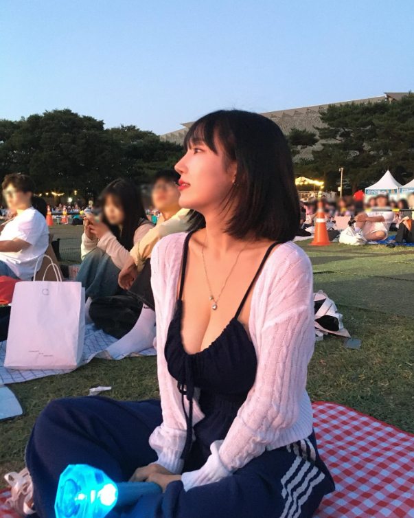 Bị chụp trộm ảnh trú mưa khi đi du lịch, nàng hot girl bất ngờ nổi như cồn, CĐM ngỡ ngàng với vòng một gợi cảm