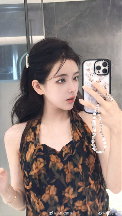 Bị fan cuồng đòi mua quần áo đã mặc để làm