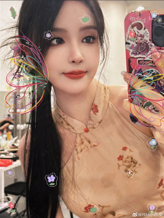 Bị fan cuồng đòi mua quần áo đã mặc để làm