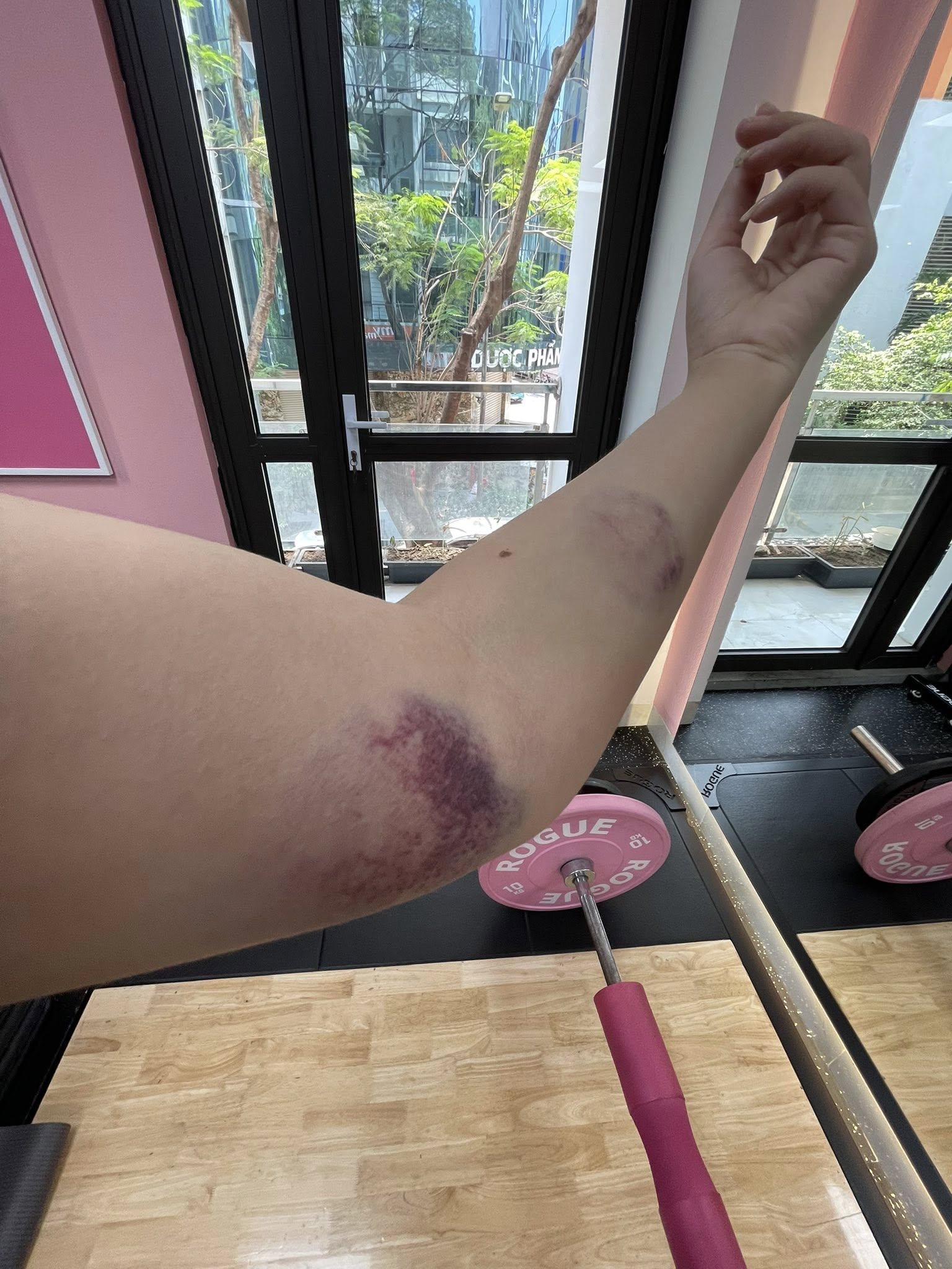 Nỗi niềm khó nói của hội chị em khi chơi bắn cung, nhìn