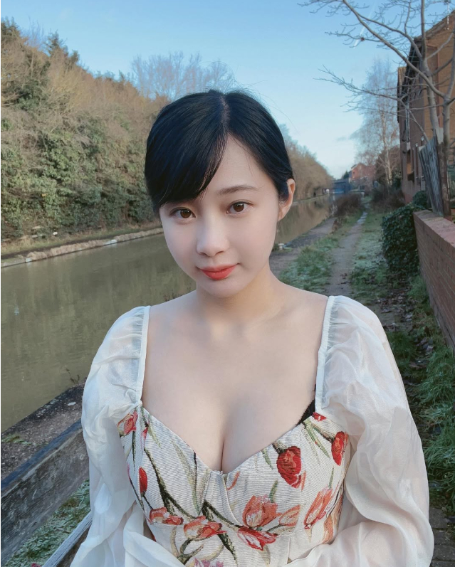 Hot girl bán trầu cau gây sốt mạng xã hội, nhan sắc ngọt ngào khiến dân mạng không thể rời mắt