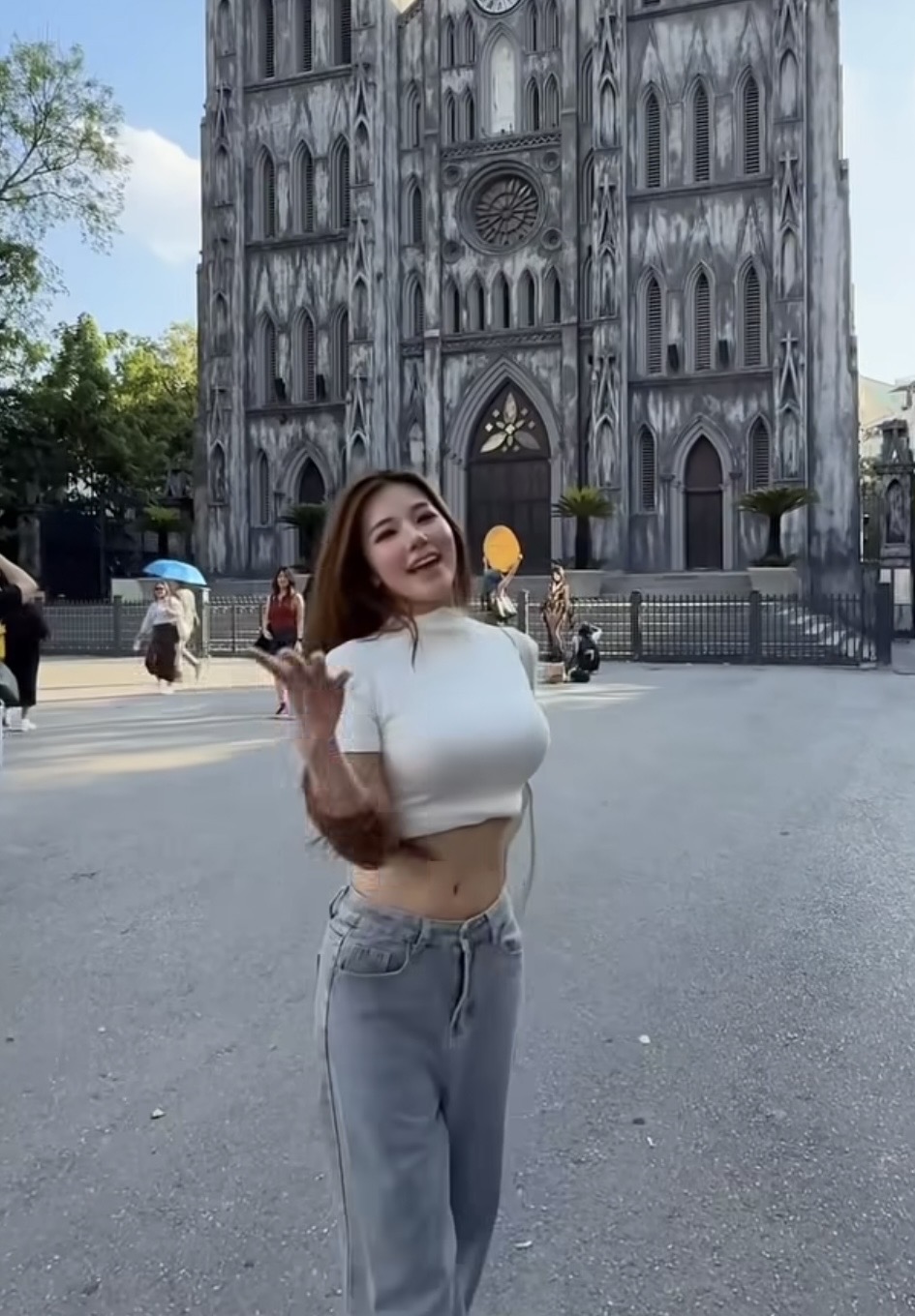Đổ bộ bất ngờ, nữ idol triệu follow khiến fans Việt