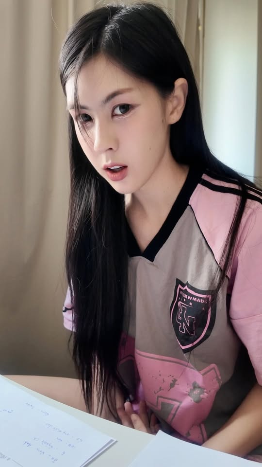 Tập nói tiếng Việt cực dễ thương, hot girl Thái Lan khiến người xem