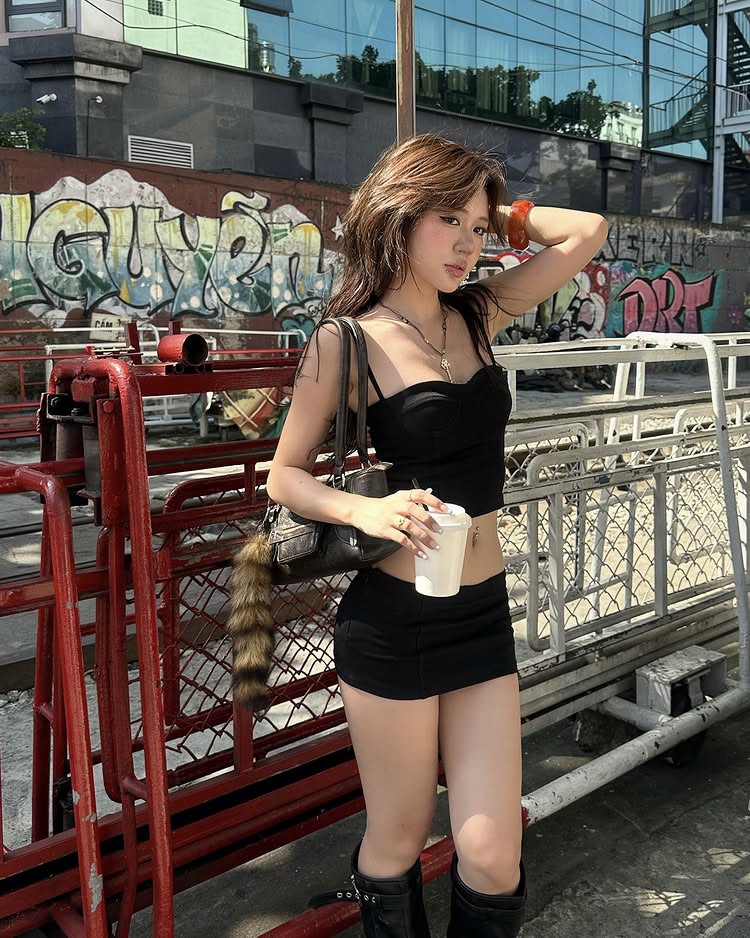 Nắng nóng Hà Nội chạm đỉnh, cô gái vẫn 