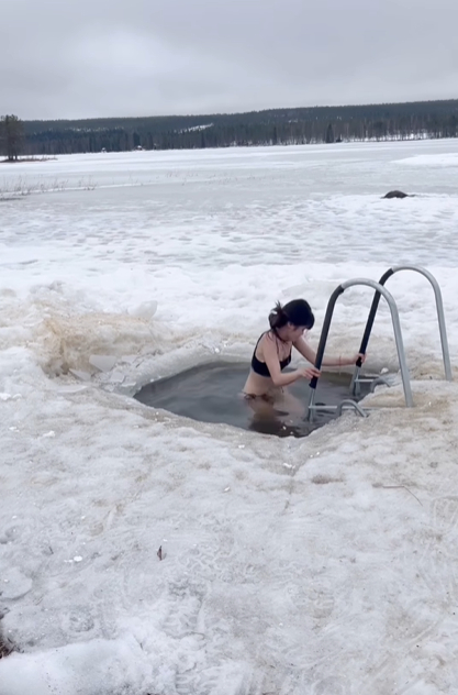 Tắm ở sông băng 0°C, cô gái Việt khiến người xem  
