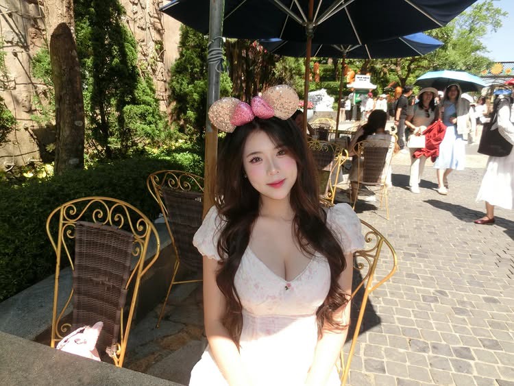 Diện áo dài trắng, nữ sinh hút hơn 300K lượt xem, CĐM phong cho danh hiệu