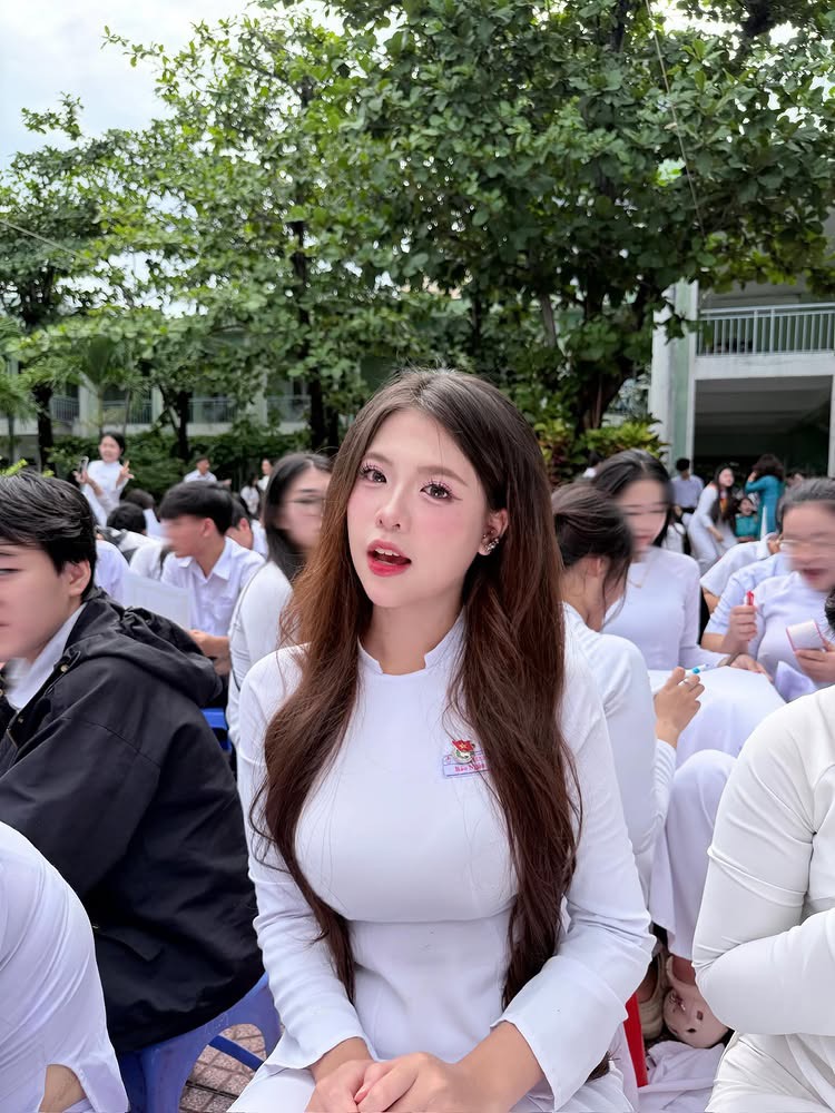 Diện áo dài trắng, nữ sinh hút hơn 300K lượt xem, CĐM phong cho danh hiệu