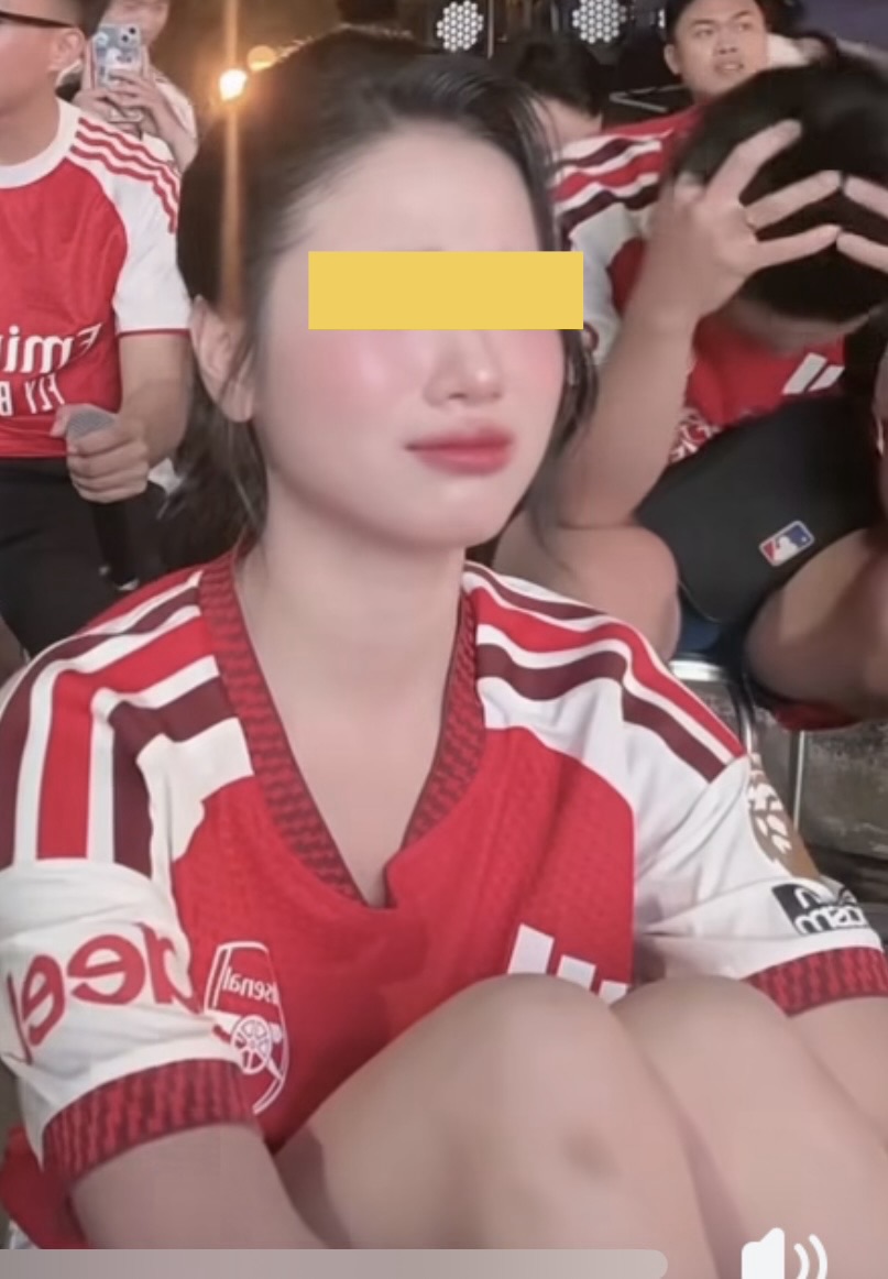 Khóc nghẹn vì đội bóng yêu thích, fan nữ Arsenal bất ngờ bị mỉa mai