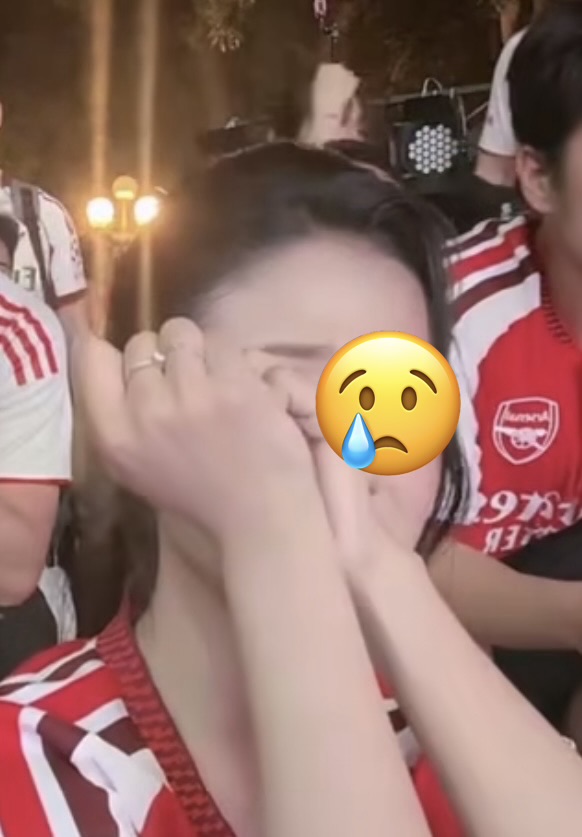 Khóc nghẹn vì đội bóng yêu thích, fan nữ Arsenal bất ngờ bị mỉa mai