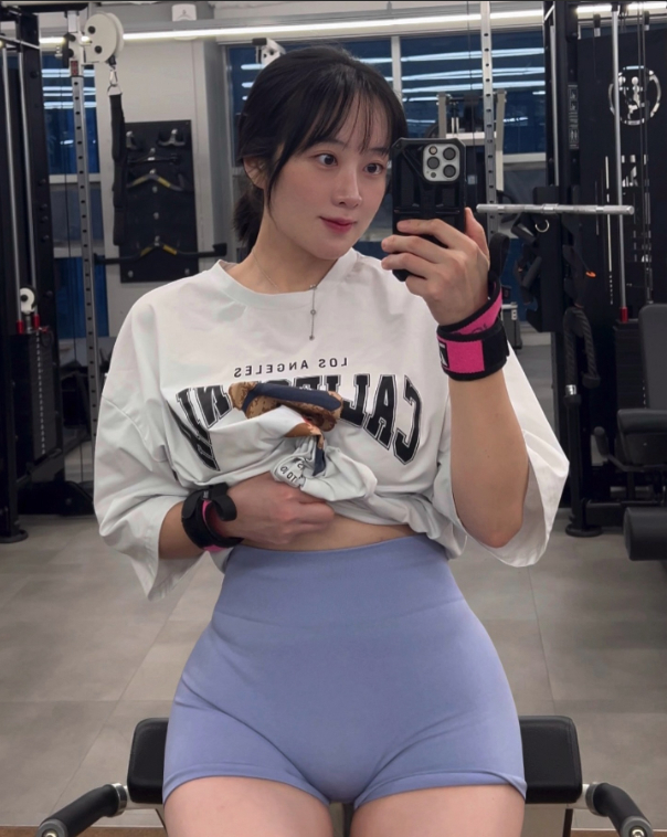 Đăng clip tập gym, nữ YouTuber bỗng chốc nổi như cồn, dân mạng ngỡ ngàng trước vóc dáng nóng bỏng