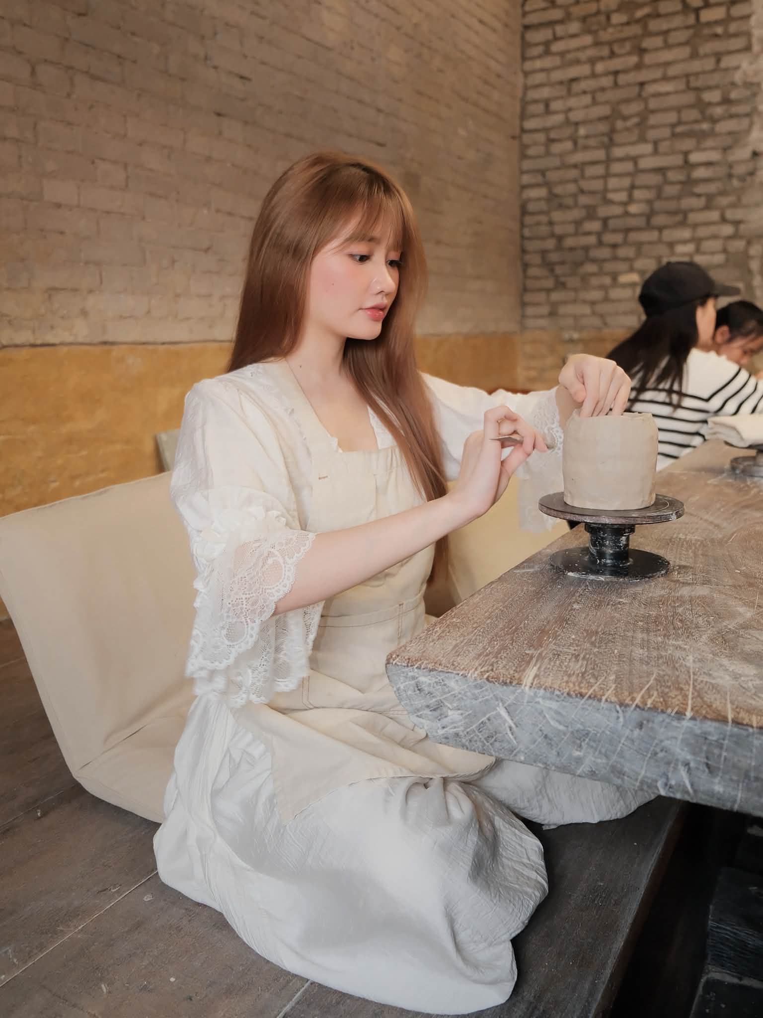 Đi làm gốm nhưng đẹp như thiên thần, cô nàng hot girl bỗng viral đầy bất ngờ