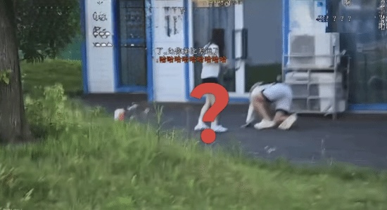 Cựu tuyển thủ nổi tiếng giả vờ ngã để nhìn trộm váy cô gái lạ, dư luận bùng nổ bức xúc