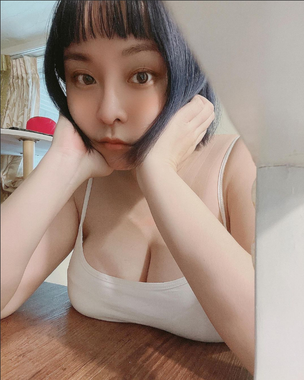 Nữ streamer gợi cảm gây tranh cãi vì rao bán giày cũ với giá trên trời, chỉ trích ngược cộng đồng mạng