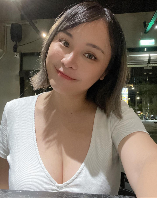 Nữ streamer gợi cảm gây tranh cãi vì rao bán giày cũ với giá trên trời, chỉ trích ngược cộng đồng mạng