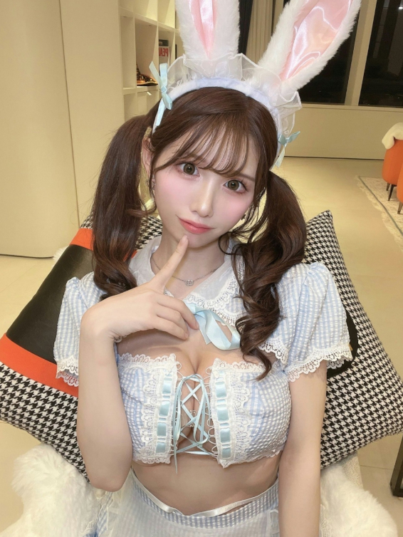 Nữ hot girl Nhật Bản chi hơn 4,5 tỷ đồng để