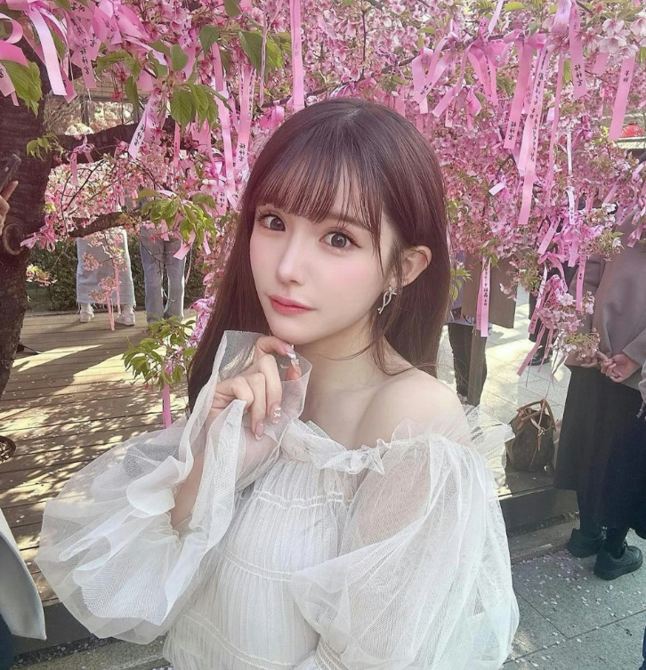 Nữ hot girl Nhật Bản chi hơn 4,5 tỷ đồng để
