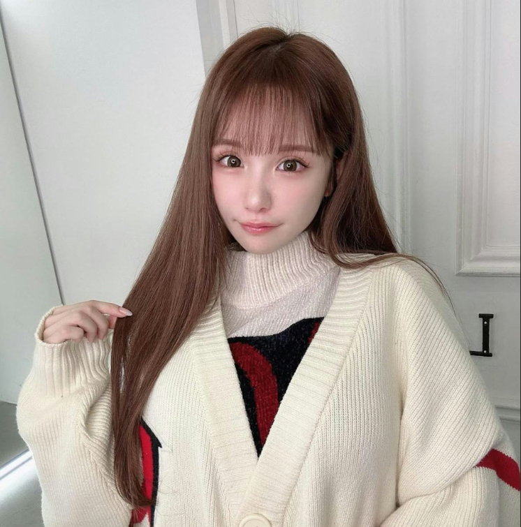 Nữ hot girl Nhật Bản chi hơn 4,5 tỷ đồng để