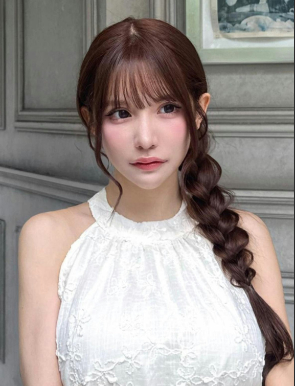 Nữ hot girl Nhật Bản chi hơn 4,5 tỷ đồng để