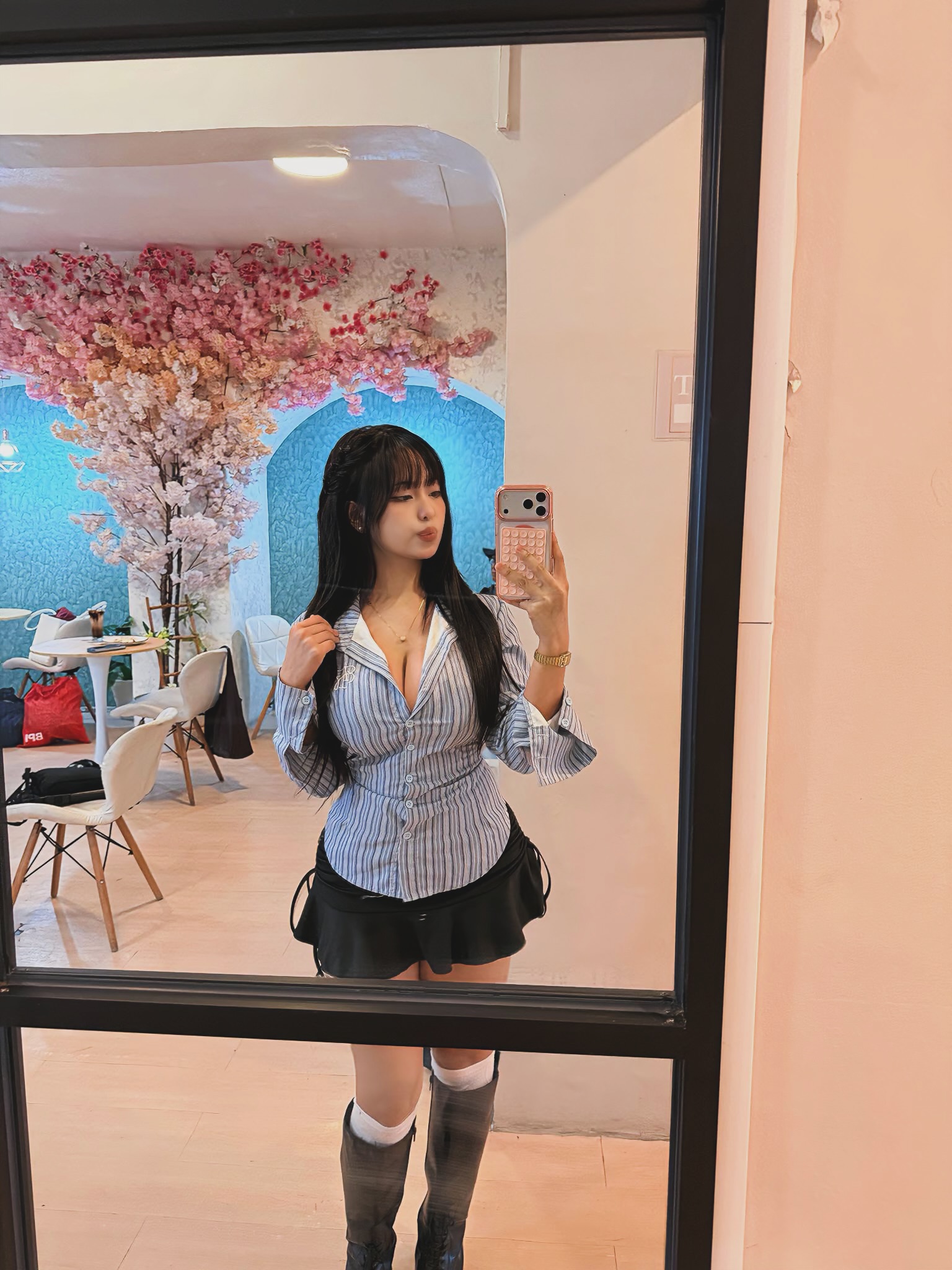 Cafe mèo dễ thương như thế này, bảo sao hội chị em không 