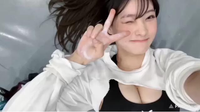 Làm clip leo núi trong nhà, nữ YouTuber gợi cảm bất ngờ nhận nhiều chỉ trích, CĐM khẳng định cố tình 