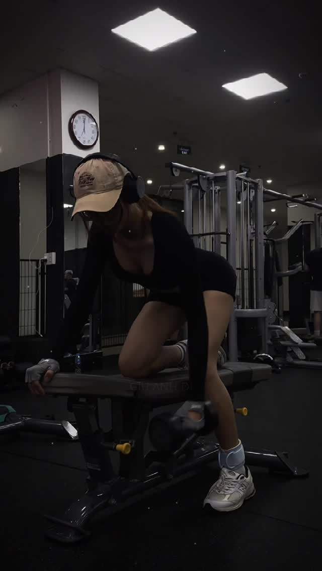 Bị chê quá gầy, hot girl