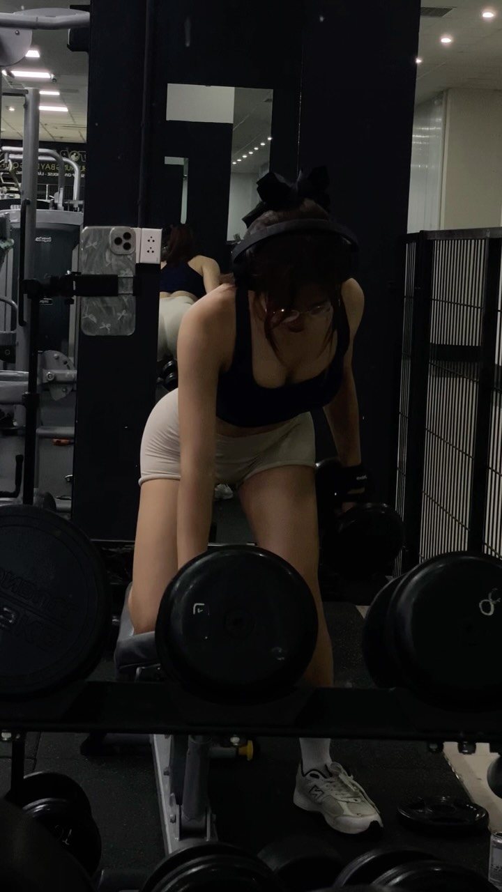 Bị chê quá gầy, hot girl