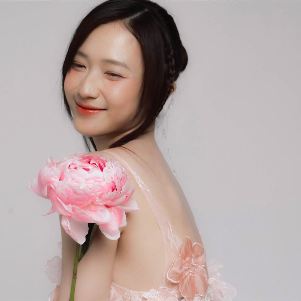 Nhan sắc bất chấp thời gian của hot girl Trâm Anh