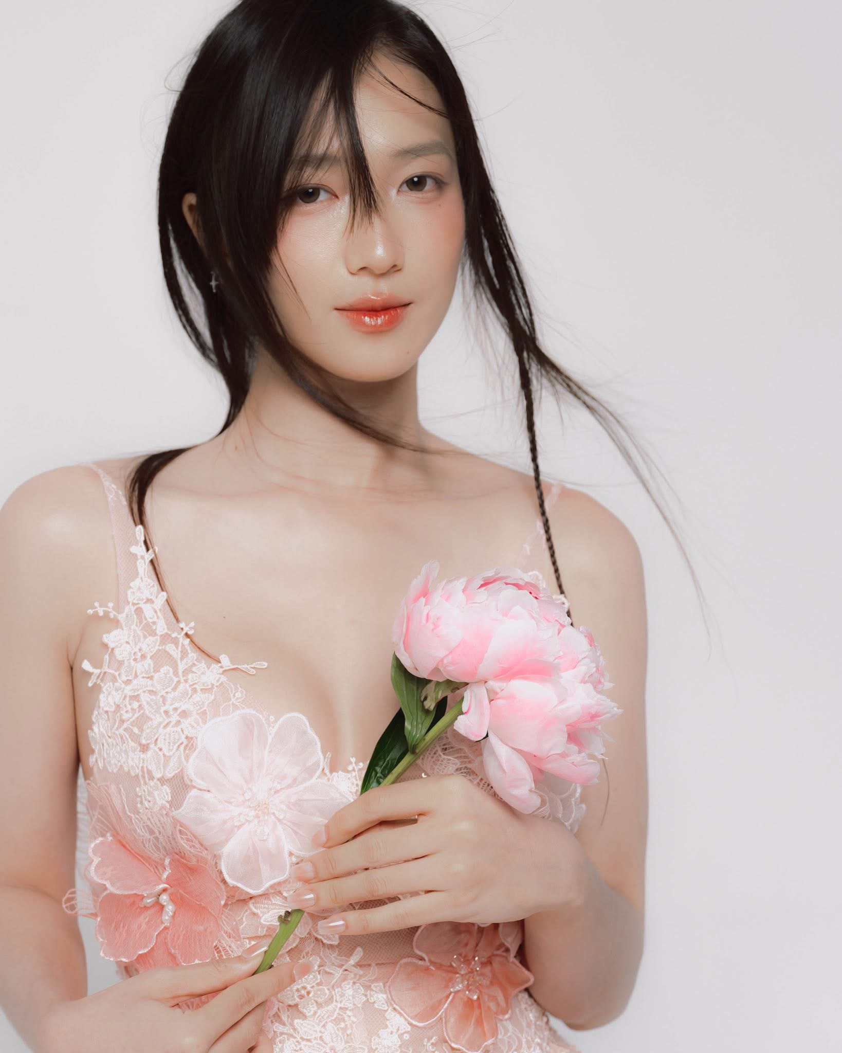 Nhan sắc bất chấp thời gian của hot girl Trâm Anh