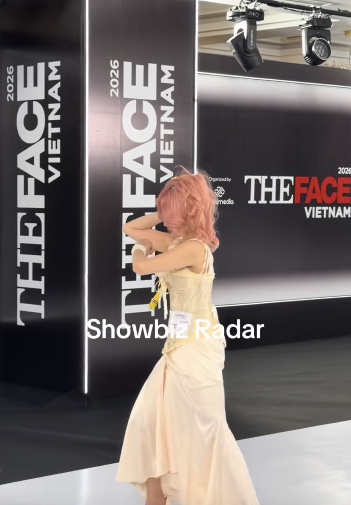 Biểu diễn múa côn tại The Face Việt Nam, nữ streamer, TikToker Châm Sứa làm rơi đạo cụ sau 7 ngày học cấp tốc