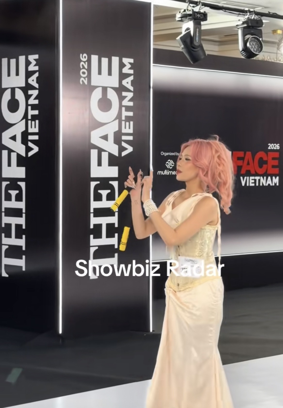 Biểu diễn múa côn tại The Face Việt Nam, nữ streamer, TikToker Châm Sứa làm rơi đạo cụ sau 7 ngày học cấp tốc