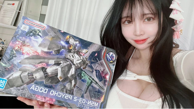 Nổi lên nhờ clip lắp Gundam theo phong cách quyến rũ, nữ YouTuber bất ngờ đổi hướng, chuyển luôn sang làm hot girl gợi cảm