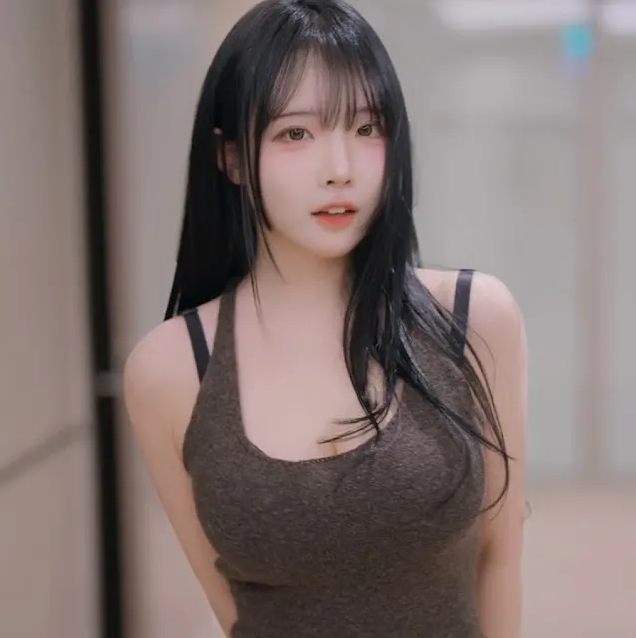 Nổi lên nhờ clip lắp Gundam theo phong cách quyến rũ, nữ YouTuber bất ngờ đổi hướng, chuyển luôn sang làm hot girl gợi cảm