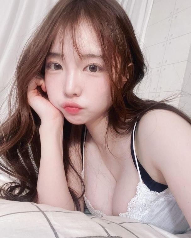 Nổi lên nhờ clip lắp Gundam theo phong cách quyến rũ, nữ YouTuber bất ngờ đổi hướng, chuyển luôn sang làm hot girl gợi cảm