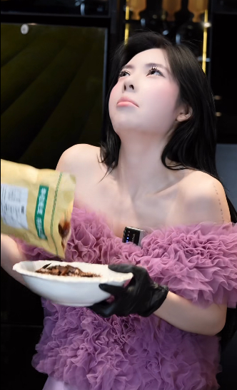 Mukbang gián sấy khô, hot girl gây