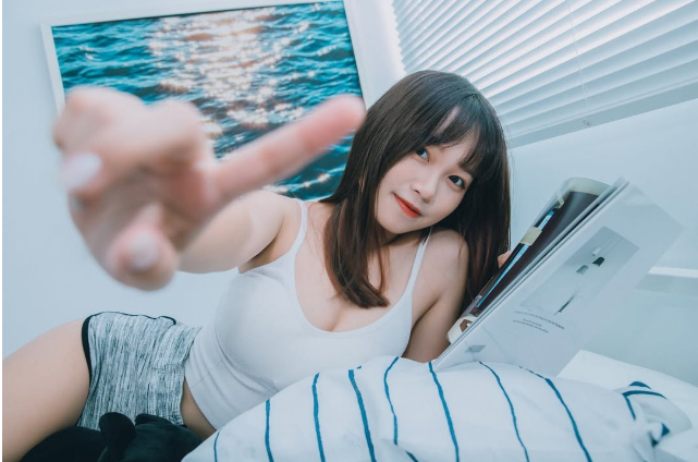 Mặc trang phục gợi cảm xuống đồng làm ruộng, hot girl mạng nhận chỉ trích nặng nề, vẫn được CĐM quan tâm đặc biệt