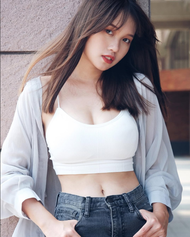 Mặc trang phục gợi cảm xuống đồng làm ruộng, hot girl mạng nhận chỉ trích nặng nề, vẫn được CĐM quan tâm đặc biệt