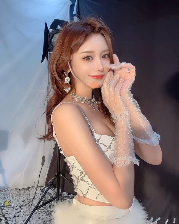 Hot girl nổi tiếng bất ngờ gặp hạn lớn, bị ba kẻ lạ mặt rình rập trước cửa nhà, phải đưa ra tối hậu thư