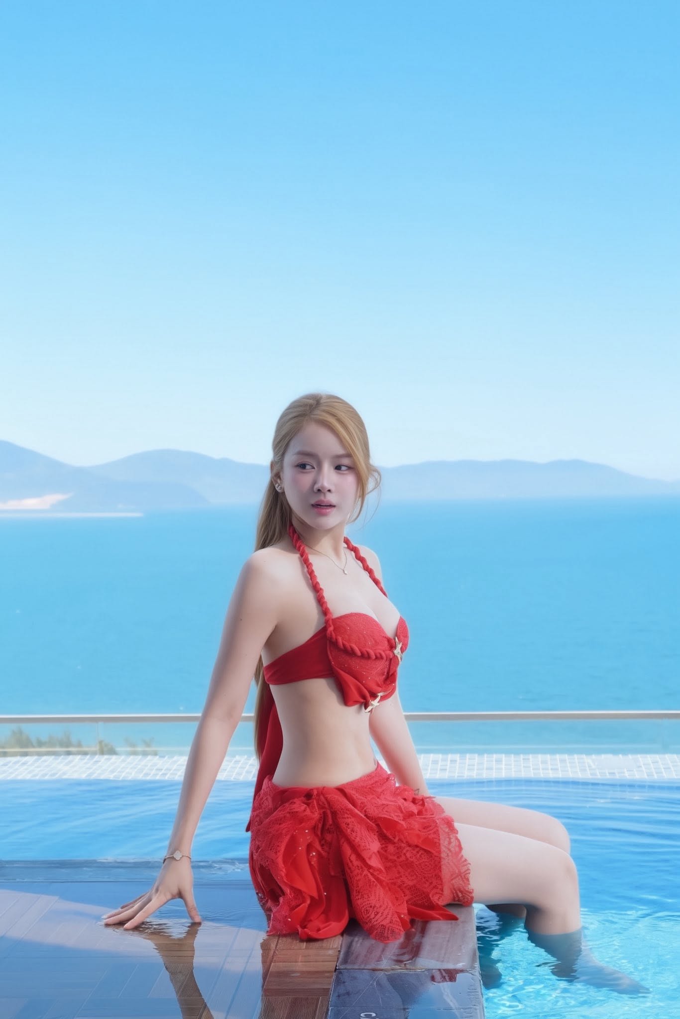 Khó rời mắt khỏi vóc dáng ấn tượng của DJ Mie trong bộ ảnh đón hè mới, người xem nhìn mà cứ ngỡ là AI can thiệp