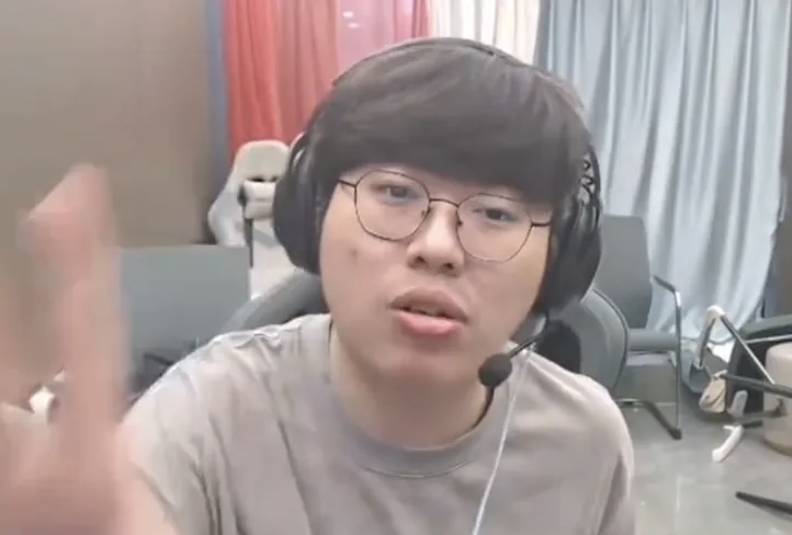 Ồn ào làng stream: Nam game thủ nổi tiếng “var” trực diện 2 nữ thần livestream